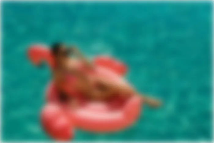 ぼかしたプールで浮かぶ女性の画像