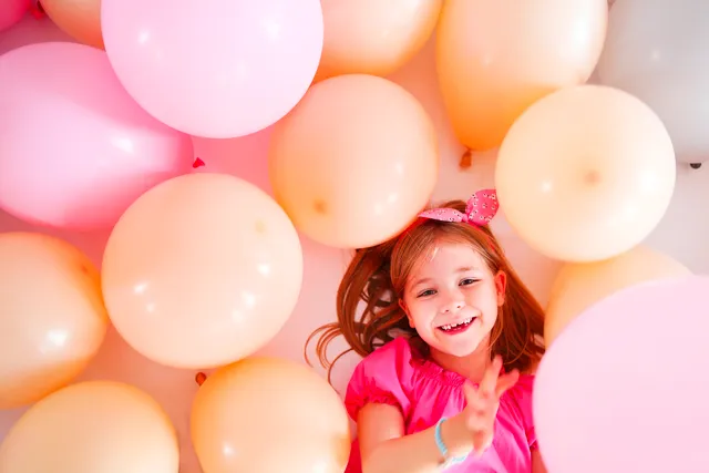 女の子と風船の画像
