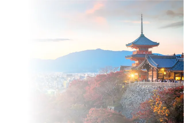 透明になるグラデーションをかけた京都の風景の画像