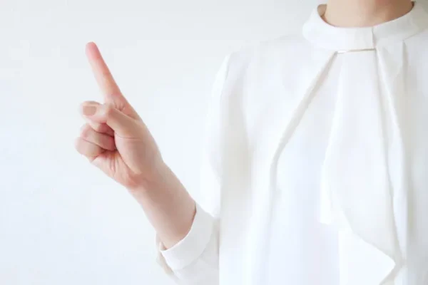 指をさす女性